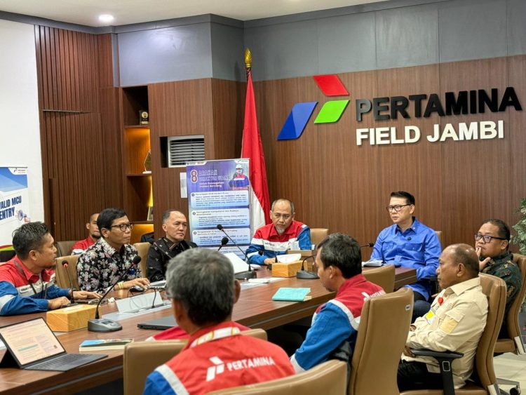 Anggota DPR RI Komisi XII Syarif Fasha bersama jajaran SKK Migas dan manajemen Pertamina Hulu Rokan Zona 1 mengikuti pertemuan dengan manajemen Pertamina EP Jambi Field di Kantor Field Manager Jambi, Kenali Asam, Kota Jambi, Jumat (6/3/2026). (Dok. FJM)