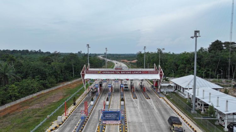 Gerbang Tol Bayung Lencir di ruas Tol Betung–Tempino–Jambi, bagian dari Jalan Tol Trans Sumatera (JTTS). Dok. Humas HK)