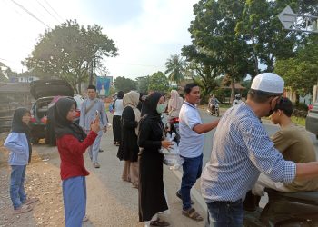 Warga RT 01 Perumahan Javana Garden, Kelurahan Bagan Pete, Kecamatan Alam Barajo, Kota Jambi, membagikan takjil kepada pengendara yang melintas di Jalan Lintas Lingkar Barat, Minggu (8/3/2026) (Dok. Stepanus)