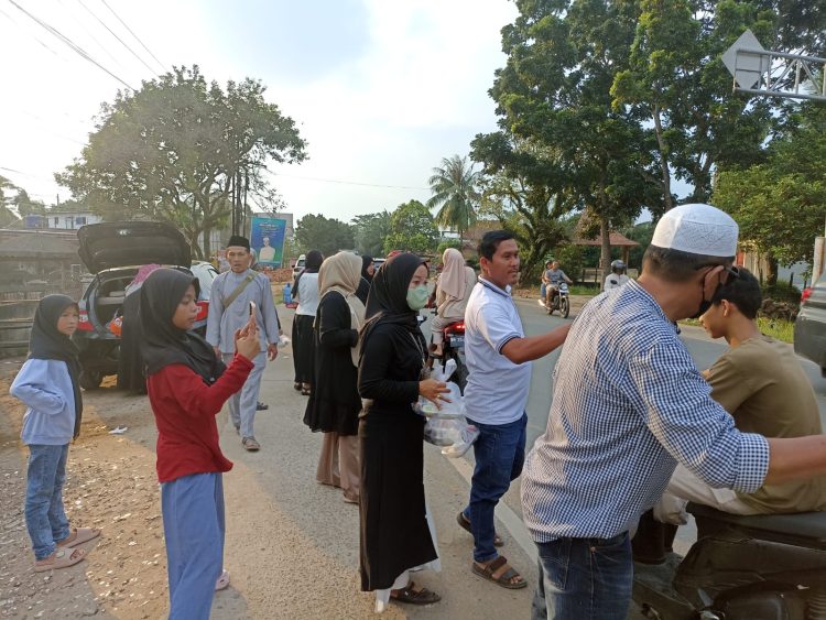 Warga RT 01 Perumahan Javana Garden, Kelurahan Bagan Pete, Kecamatan Alam Barajo, Kota Jambi, membagikan takjil kepada pengendara yang melintas di Jalan Lintas Lingkar Barat, Minggu (8/3/2026) (Dok. Stepanus)