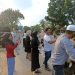Warga RT 01 Perumahan Javana Garden, Kelurahan Bagan Pete, Kecamatan Alam Barajo, Kota Jambi, membagikan takjil kepada pengendara yang melintas di Jalan Lintas Lingkar Barat, Minggu (8/3/2026) (Dok. Stepanus)