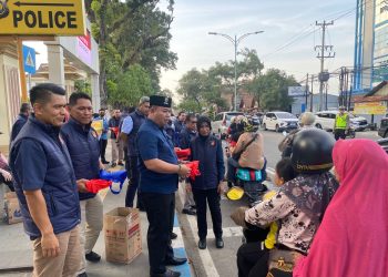 Direktur Reserse Narkoba Kombes Pol. Dewa Made Palguna membagikan takjil kepada pengendara di depan Mapolda Jambi, Selasa (10/3/2026). (Dok. Nahar)