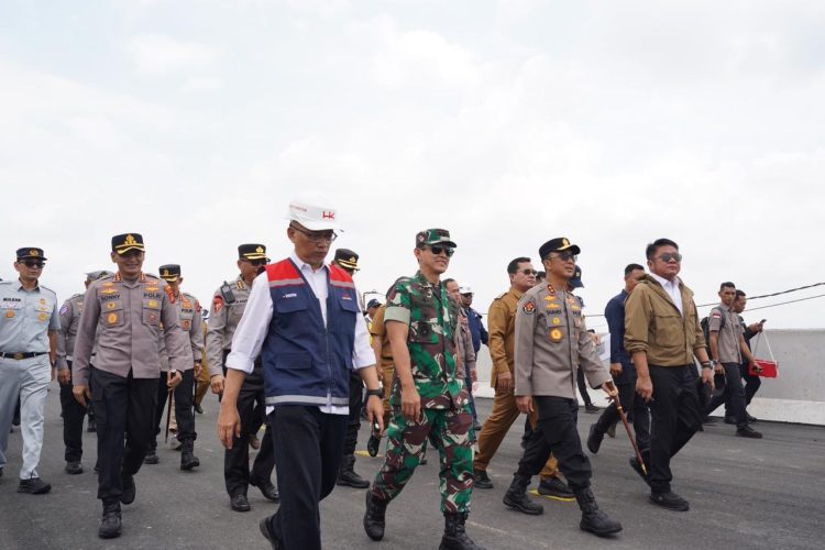 Gubernur Sumatera Selatan Herman Deru bersama jajaran Forkopimda dan manajemen PT Hutama Karya meninjau kesiapan operasional fungsional Ruas Tol Palembang–Betung Segmen Keramasan–Pulau Rimau, Selasa (10/3/2026). (Dok. Stepanus)