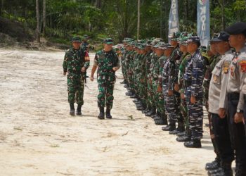 Pangdam XX/TIB Mayjen TNI Arief Gajah Mada melakukan pemeriksaan pasukan saat penutupan program TMMD ke-127 Kodim 0415/Jambi di Kabupaten Batanghari, Rabu (11/3/2026) (Dok. Nahar)