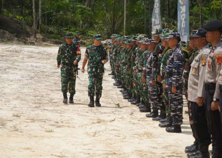Pangdam XX/TIB Mayjen TNI Arief Gajah Mada melakukan pemeriksaan pasukan saat penutupan program TMMD ke-127 Kodim 0415/Jambi di Kabupaten Batanghari, Rabu (11/3/2026) (Dok. Nahar)