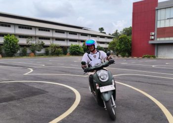 Seorang peserta mengikuti latihan praktik berkendara di lintasan Sinar Sentosa Safety Riding Center, Kota Jambi. (Dok. Sinsen)