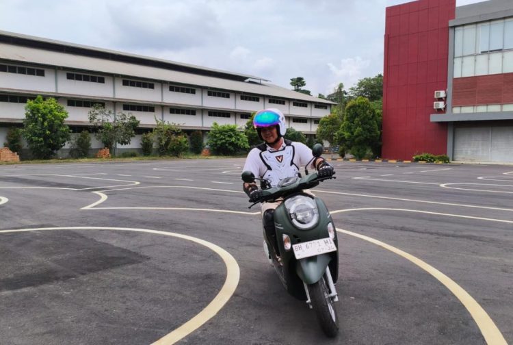 Seorang peserta mengikuti latihan praktik berkendara di lintasan Sinar Sentosa Safety Riding Center, Kota Jambi. (Dok. Sinsen)