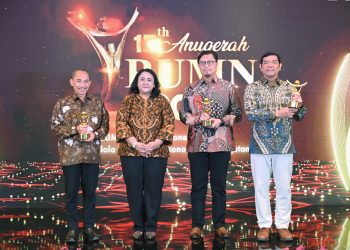 Direktur Utama Jasa Raharja Muhammad Awaluddin (tengah kanan) poto bersama setelah menerima penghargaan Best CEO (Dok. Humas JR Jambi)