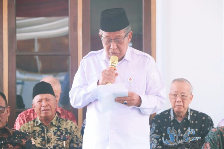 Wakil Gubernur Jambi Abdullah Sani menyampaikan sambutan saat menghadiri kegiatan penyaluran infak dan sedekah yang diselenggarakan PUSKUD Provinsi Jambi di Kantor PUSKUD Jambi, Rabu (11/3/2026). (Dok. Erit)