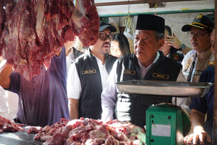 Wakil Gubernur Jambi Abdullah Sani (tengah) meninjau harga daging saat inspeksi mendadak (sidak) di Pasar Angso Duo, Kota Jambi, Rabu (11/3/2026). (Dok. Erit)