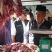 Wakil Gubernur Jambi Abdullah Sani (tengah) meninjau harga daging saat inspeksi mendadak (sidak) di Pasar Angso Duo, Kota Jambi, Rabu (11/3/2026). (Dok. Erit)
