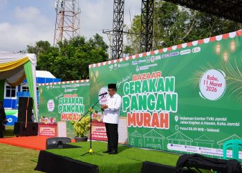 Wakil Gubernur Jambi Abdullah Sani menyampaikan sambutan saat membuka Bazaar Gerakan Pangan Murah (GPM) 2026 di halaman Kantor TVRI Jambi, Rabu (11/3/2026). (Dok. Erit)