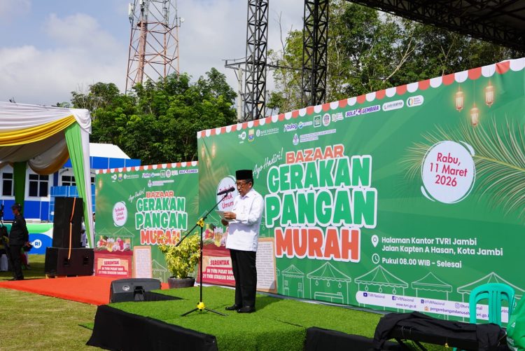 Wakil Gubernur Jambi Abdullah Sani menyampaikan sambutan saat membuka Bazaar Gerakan Pangan Murah (GPM) 2026 di halaman Kantor TVRI Jambi, Rabu (11/3/2026). (Dok. Erit)