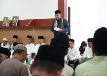Wakil Gubernur Jambi Abdullah Sani menyampaikan sambutan saat kegiatan Safari Ramadhan Pemerintah Provinsi Jambi di Masjid Al Ikhlas, Kecamatan Muara Sabak Barat, Kabupaten Tanjung Jabung Timur, Rabu (11/3/2026). (Dok, Erit)