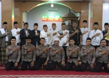 Kapolres bersama jajaran pejabat utama dan personel Kepolisian Resor Tanjung Jabung Timur berfoto bersama Ketua MUI Provinsi Jambi Umar Yusuf usai kegiatan Safari Ramadhan di Masjid Nurul Hidayah Polres Tanjung Jabung Timur, Selasa (10/3/2026). (Dok. Humas)