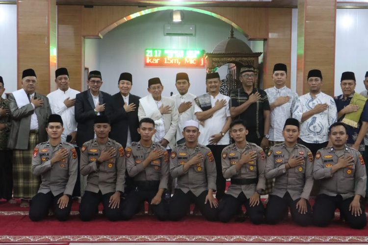 Kapolres bersama jajaran pejabat utama dan personel Kepolisian Resor Tanjung Jabung Timur berfoto bersama Ketua MUI Provinsi Jambi Umar Yusuf usai kegiatan Safari Ramadhan di Masjid Nurul Hidayah Polres Tanjung Jabung Timur, Selasa (10/3/2026). (Dok. Humas)