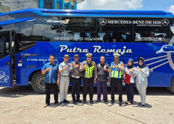 Petugas dari Jasa Raharja, Satlantas Polresta Jambi, Dinas Perhubungan, dan BPTD Kelas II Jambi berfoto bersama di depan armada bus usai melakukan kegiatan ramp check dan pemasangan stiker edukasi keselamatan Practical Guidance pada angkutan umum penumpang di Kota Jambi, Kamis (12/3/2026). (Dok. Stepanus)