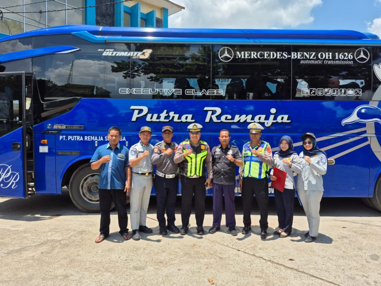Petugas dari Jasa Raharja, Satlantas Polresta Jambi, Dinas Perhubungan, dan BPTD Kelas II Jambi berfoto bersama di depan armada bus usai melakukan kegiatan ramp check dan pemasangan stiker edukasi keselamatan Practical Guidance pada angkutan umum penumpang di Kota Jambi, Kamis (12/3/2026). (Dok. Stepanus)