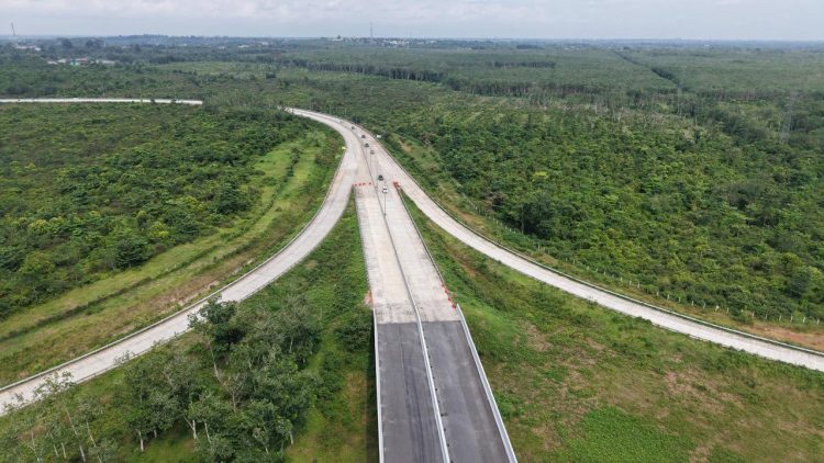 Foto udara ruas Jalan Tol Palembang–Betung Seksi Kramasan–Pangkalan Balai di Sumatra Selatan yang difungsikan sementara selama arus mudik Lebaran 2026, 13–29 Maret 2026 (Dok. Humas HK)