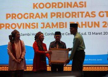 Gubernur Jambi Al Haris menyerahkan penghargaan dalam kegiatan Koordinasi Program Prioritas Guru dan Tenaga Kependidikan (GTK) Provinsi Jambi Tahun 2026 di Aston Jambi Hotel & Conference Center, Kamis (12/3/2026). (Dok. Erit)