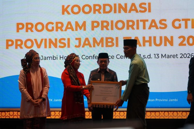 Gubernur Jambi Al Haris menyerahkan penghargaan dalam kegiatan Koordinasi Program Prioritas Guru dan Tenaga Kependidikan (GTK) Provinsi Jambi Tahun 2026 di Aston Jambi Hotel & Conference Center, Kamis (12/3/2026). (Dok. Erit)