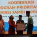 Gubernur Jambi Al Haris menyerahkan penghargaan dalam kegiatan Koordinasi Program Prioritas Guru dan Tenaga Kependidikan (GTK) Provinsi Jambi Tahun 2026 di Aston Jambi Hotel & Conference Center, Kamis (12/3/2026). (Dok. Erit)