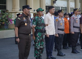Komandan Korem 042/Gapu Kolonel Inf Nyamin, S.I.P., M.M., menghadiri Apel Gelar Pasukan Operasi Ketupat 2026 yang digelar di Lapangan Markas Polda Jambi, Kamis (12/3/2026). (Dok. Nahar)