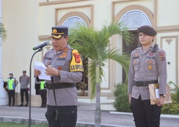 Kapolresta Jambi Kombes Pol Boy Sutan Binanga Siregar memimpin Apel Pergeseran Pasukan Operasi Ketupat Siginjai 2026 di Lapangan Hijau Mapolresta Jambi, Kamis (12/3/2026) (Dok, Nahar)