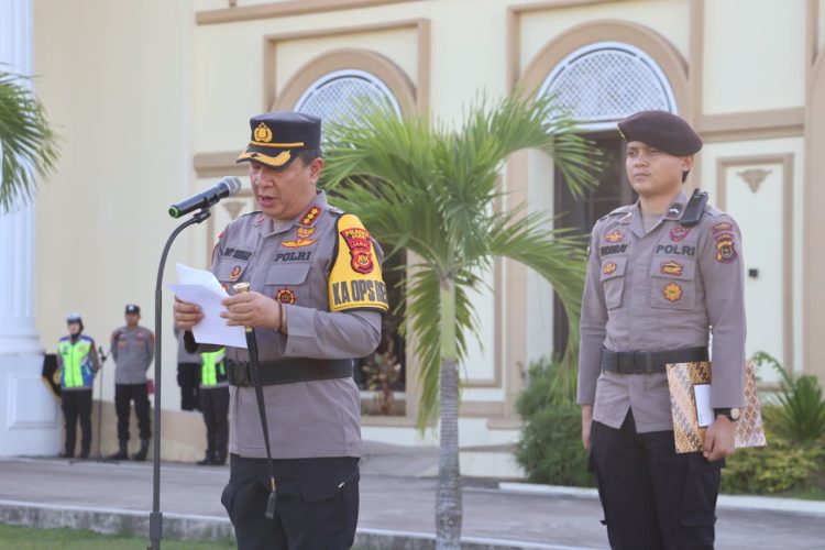 Kapolresta Jambi Kombes Pol Boy Sutan Binanga Siregar memimpin Apel Pergeseran Pasukan Operasi Ketupat Siginjai 2026 di Lapangan Hijau Mapolresta Jambi, Kamis (12/3/2026) (Dok, Nahar)