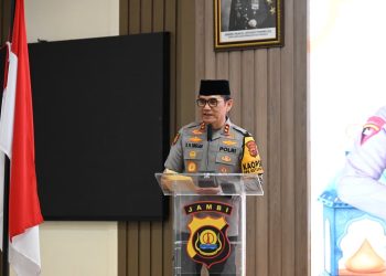 Kapolda Jambi Irjen Pol Krisno H. Siregar memberikan sambutan saat kegiatan buka puasa bersama insan pers di Aula Gedung Siginjai Mapolda Jambi, Kamis (12/3/2026). Z(Dok. Nahar)