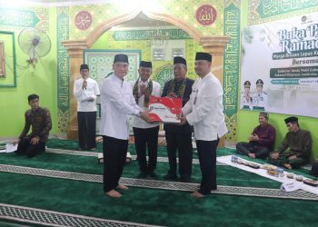 Wakil Gubernur Jambi Abdullah Sani bersama Kepala Kanwil Ditjen Pemasyarakatan Jambi Irwan Rahmat Gumilar dan Kalapas Kelas IIA Jambi Syahroni Ali menyerahkan apresiasi kepada warga binaan saat penutupan pesantren kilat Ramadan di Lapas Jambi, Kamis (12/3/2026). (Dok. Nahar)