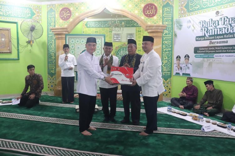 Wakil Gubernur Jambi Abdullah Sani bersama Kepala Kanwil Ditjen Pemasyarakatan Jambi Irwan Rahmat Gumilar dan Kalapas Kelas IIA Jambi Syahroni Ali menyerahkan apresiasi kepada warga binaan saat penutupan pesantren kilat Ramadan di Lapas Jambi, Kamis (12/3/2026). (Dok. Nahar)
