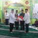 Wakil Gubernur Jambi Abdullah Sani bersama Kepala Kanwil Ditjen Pemasyarakatan Jambi Irwan Rahmat Gumilar dan Kalapas Kelas IIA Jambi Syahroni Ali menyerahkan apresiasi kepada warga binaan saat penutupan pesantren kilat Ramadan di Lapas Jambi, Kamis (12/3/2026). (Dok. Nahar)