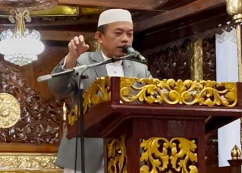 Al Haris menyampaikan tausiah saat kegiatan qiamul lail bersama puluhan pejabat di lingkungan Pemerintah Provinsi Jambi di Masjid Agung Al Falah, Jumat dini hari (13/3/2026). (Dok.Erit)