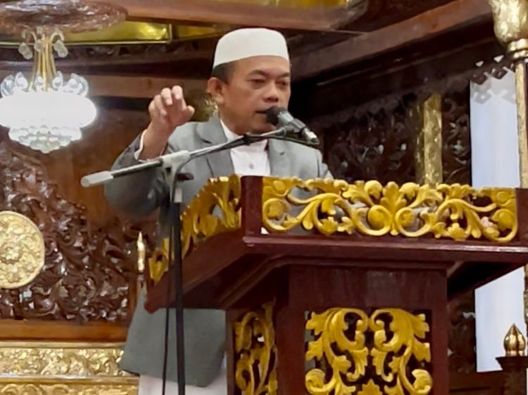 Al Haris menyampaikan tausiah saat kegiatan qiamul lail bersama puluhan pejabat di lingkungan Pemerintah Provinsi Jambi di Masjid Agung Al Falah, Jumat dini hari (13/3/2026). (Dok.Erit)