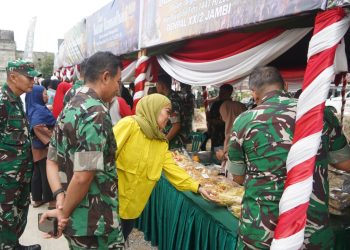 Personel TNI bersama masyarakat melihat berbagai produk kebutuhan pokok saat kegiatan Bazar Ramadhan TNI 2026 yang digelar oleh Korem 042/Gapu melalui Kodim 0415/Jambi di Kelurahan Kasang, Kecamatan Jambi Timur, Kota Jambi, Jumat (13/3/2026). (Dok. Nahar)