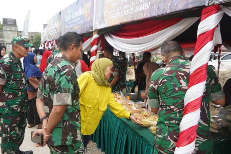 Personel TNI bersama masyarakat melihat berbagai produk kebutuhan pokok saat kegiatan Bazar Ramadhan TNI 2026 yang digelar oleh Korem 042/Gapu melalui Kodim 0415/Jambi di Kelurahan Kasang, Kecamatan Jambi Timur, Kota Jambi, Jumat (13/3/2026). (Dok. Nahar)