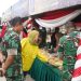 Personel TNI bersama masyarakat melihat berbagai produk kebutuhan pokok saat kegiatan Bazar Ramadhan TNI 2026 yang digelar oleh Korem 042/Gapu melalui Kodim 0415/Jambi di Kelurahan Kasang, Kecamatan Jambi Timur, Kota Jambi, Jumat (13/3/2026). (Dok. Nahar)