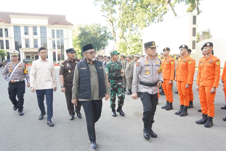 Ketua DPRD Provinsi Jambi menghadiri Apel Gelar Pasukan Operasi Ketupat 2026 di Lapangan Mapolda Jambi, Kamis (12/3/2026), (Dok. Stepanus)