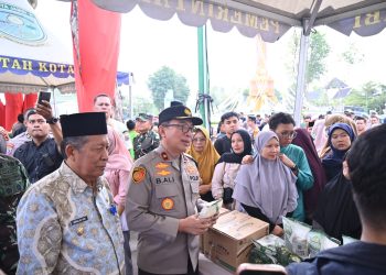 Wakapolda Jambi Brigjen Pol B. Ali didampingi Wakil Gubernur Jambi Abdullah Sani meninjau sekaligus menyalurkan beras kepada warga saat Gerakan Pangan Murah Polri di kawasan Tugu Keris Siginjai, Kota Jambi, Jumat (13/3/2026). (Dok. Nahar)