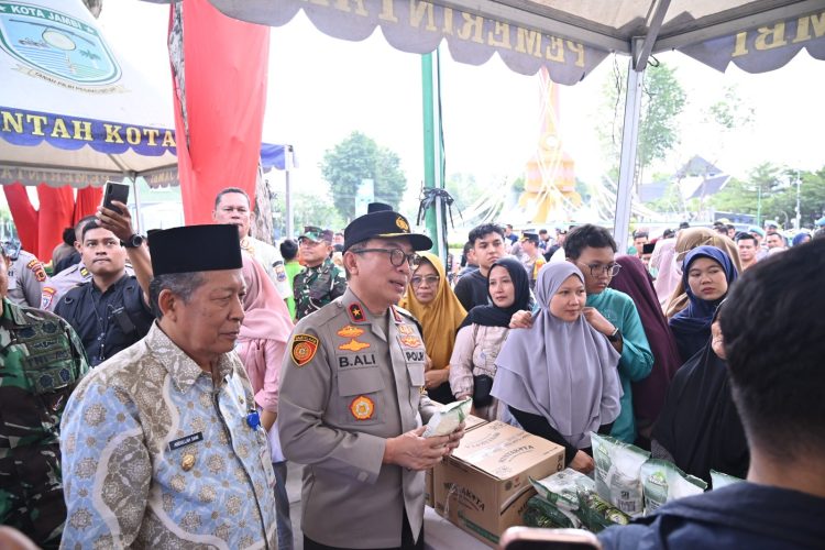 Wakapolda Jambi Brigjen Pol B. Ali didampingi Wakil Gubernur Jambi Abdullah Sani meninjau sekaligus menyalurkan beras kepada warga saat Gerakan Pangan Murah Polri di kawasan Tugu Keris Siginjai, Kota Jambi, Jumat (13/3/2026). (Dok. Nahar)