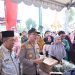Wakapolda Jambi Brigjen Pol B. Ali didampingi Wakil Gubernur Jambi Abdullah Sani meninjau sekaligus menyalurkan beras kepada warga saat Gerakan Pangan Murah Polri di kawasan Tugu Keris Siginjai, Kota Jambi, Jumat (13/3/2026). (Dok. Nahar)