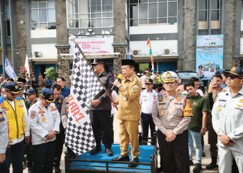 Al Haris melepas keberangkatan peserta program mudik gratis Pemerintah Provinsi Jambi di Terminal Tipe A Alam Barajo, Sabtu (14/3/2026). (Dok. Daus)