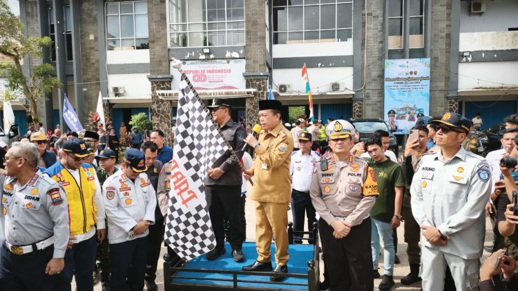 Al Haris melepas keberangkatan peserta program mudik gratis Pemerintah Provinsi Jambi di Terminal Tipe A Alam Barajo, Sabtu (14/3/2026). (Dok. Daus)
