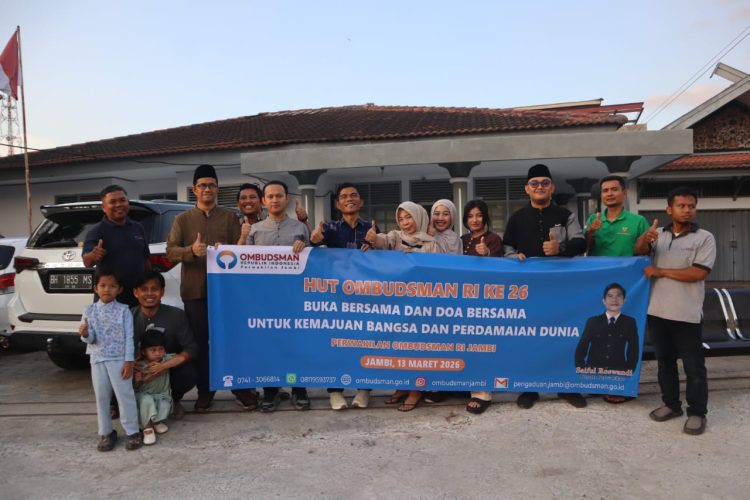 Jajaran Ombudsman Republik Indonesia Perwakilan Provinsi Jambi berfoto bersama usai kegiatan buka puasa bersama dan doa untuk perdamaian dunia dalam rangka HUT ke-26 Ombudsman RI di Kota Jambi, Jumat (13/3/2026). (Dok. Daus)
