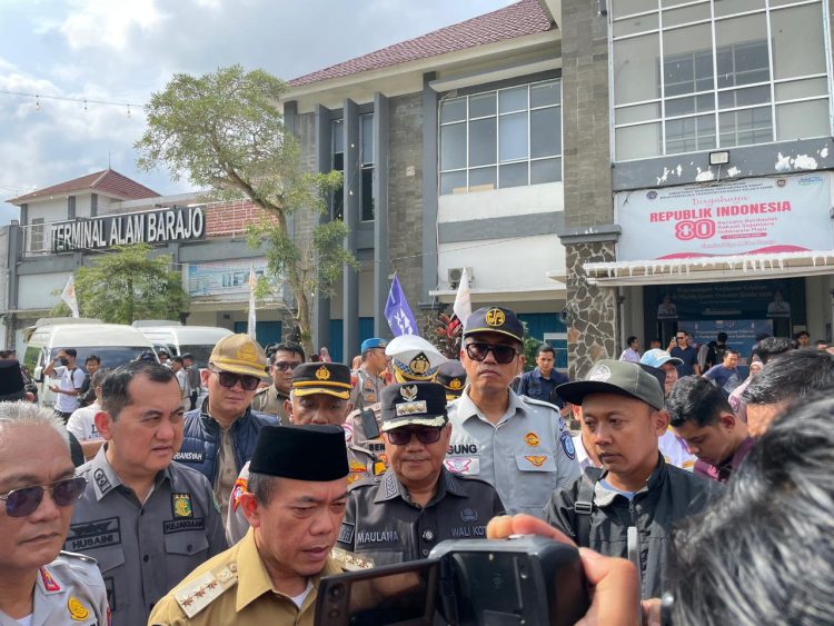 Gubernur Al Haris saat diwawancarai (Dok. Nahar)