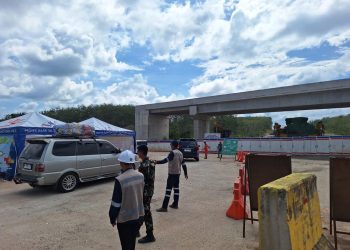 Petugas melakukan pengaturan arus kendaraan di ruas fungsional Jalan Tol Palembang–Betung di Sumatera Selatan, Jumat (14/3/2026). (Dok.Humas HK)