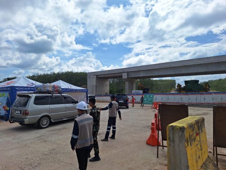 Petugas melakukan pengaturan arus kendaraan di ruas fungsional Jalan Tol Palembang–Betung di Sumatera Selatan, Jumat (14/3/2026). (Dok.Humas HK)