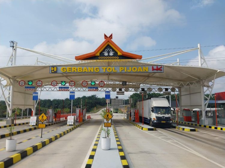 Kendaraan melintas di Gerbang Tol Pijoan (Dok. Humas HK)