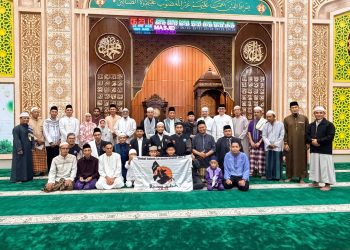 Wagub Abdullah Sani bersama jamaah dan komunitas Pejuang Subuh berfoto bersama usai pelaksanaan Qiyamul Lail dan shalat Subuh berjamaah di Masjid Miftahurrahmah, Minggu (15/3/2026) (Dok. Erit)